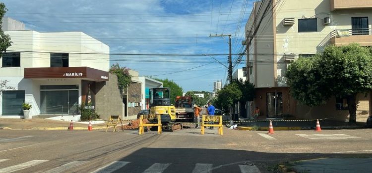 Afundamento na via interdita trecho da Otávio Pitaluga na Vila Aurora nesta terça-feira