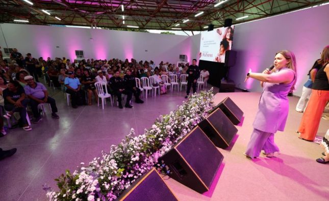 Alessandra Ferreira comanda festa para população em homenagem ao Dia das Mulheres