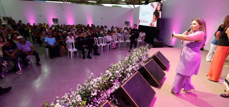 Alessandra Ferreira comanda festa para população em homenagem ao Dia das Mulheres