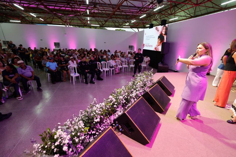 Alessandra Ferreira comanda festa para população em homenagem ao Dia das Mulheres