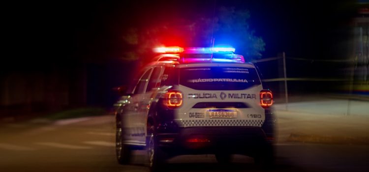 Amostradinho cai de moto durante fuga alucinada, quase atropela pedestres e acaba preso em Rondonópolis