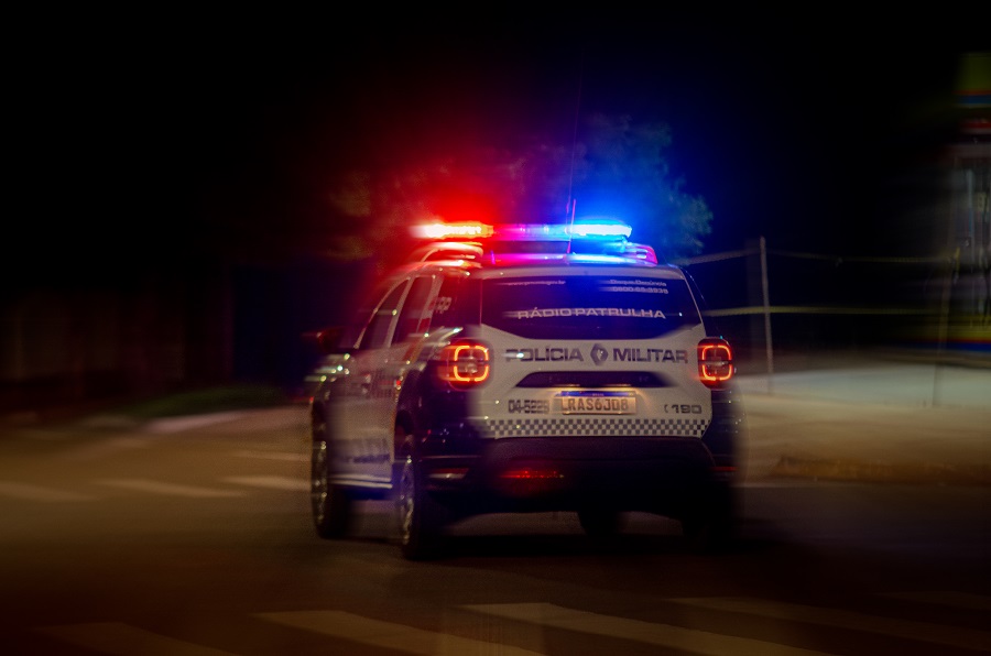 Amostradinho cai de moto durante fuga alucinada, quase atropela pedestres e acaba preso em Rondonópolis