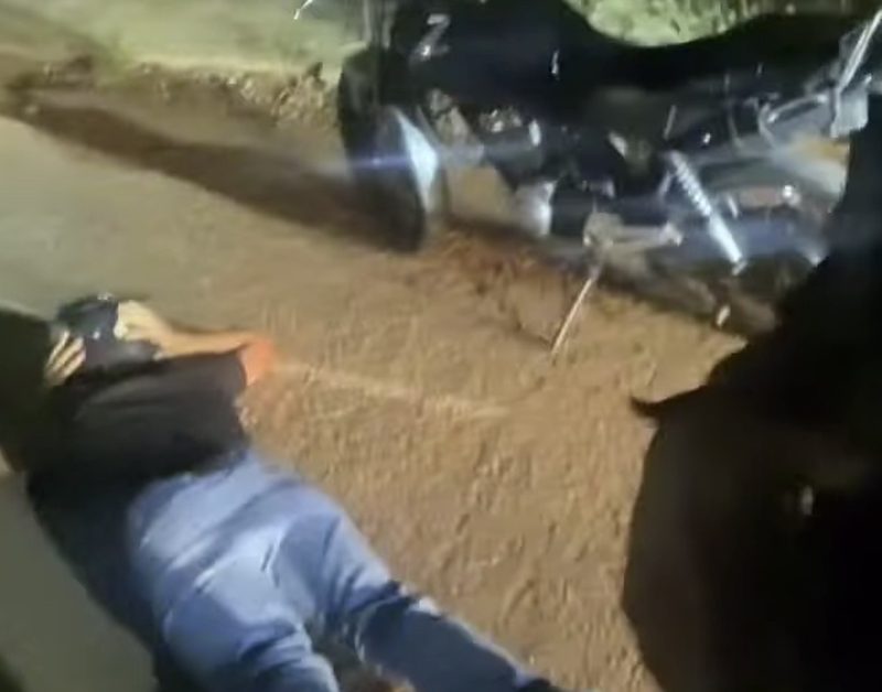 Amostradinho é preso após passar por viatura cortando giro e rampando quebra-molas em Rondonópolis; vídeo