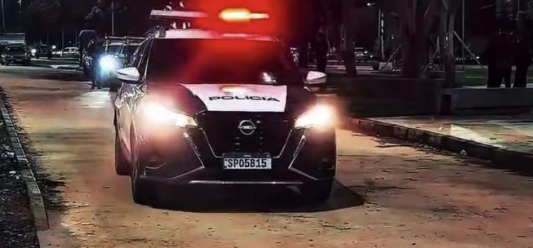 Amostradinho tenta fugir de fiscalização, cai de moto e quase passa por cima de PM em Rondonópolis