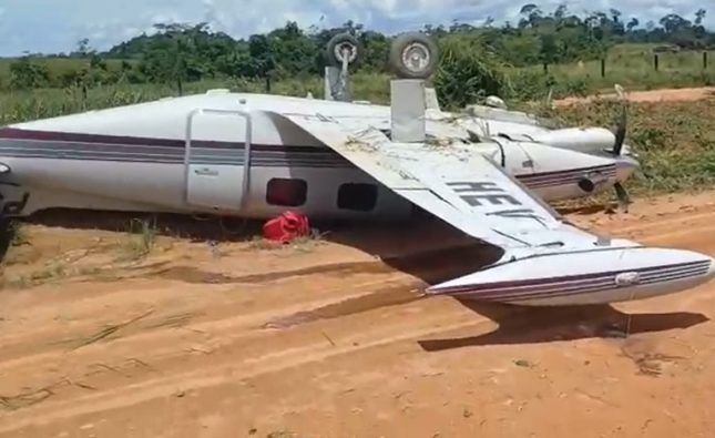 Avião que transportaria paciente tomba durante pouso e deixa médico ferido em MT; assista