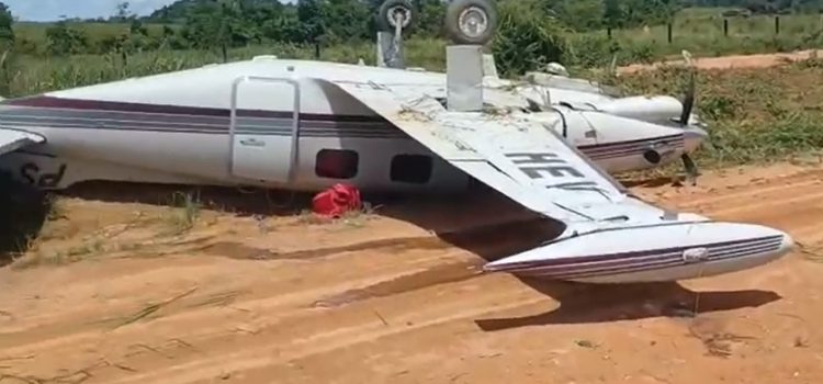 Avião que transportaria paciente tomba durante pouso e deixa médico ferido em MT; assista