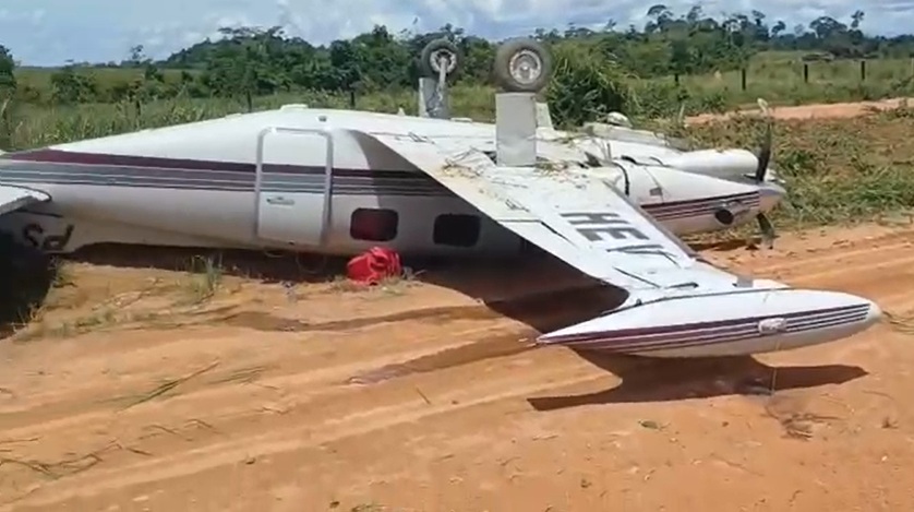 Avião que transportaria paciente tomba durante pouso e deixa médico ferido em MT; assista