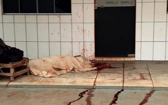 Banho de sangue: morador de rua é morto a pauladas em posto e jovem é preso em MT; vídeo forte