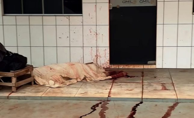 Banho de sangue: morador de rua é morto a pauladas em posto e jovem é preso em MT; vídeo forte