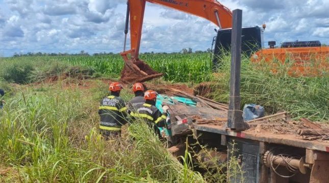 CARGA ESMAGA CABINE: motorista morre em acidente brutal na MT-423 em MT; vídeo