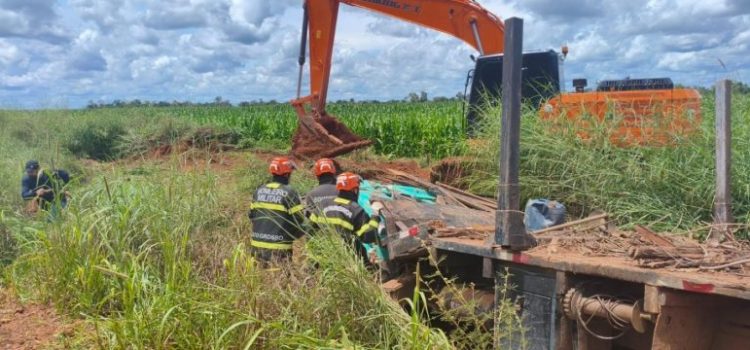 CARGA ESMAGA CABINE: motorista morre em acidente brutal na MT-423 em MT; vídeo