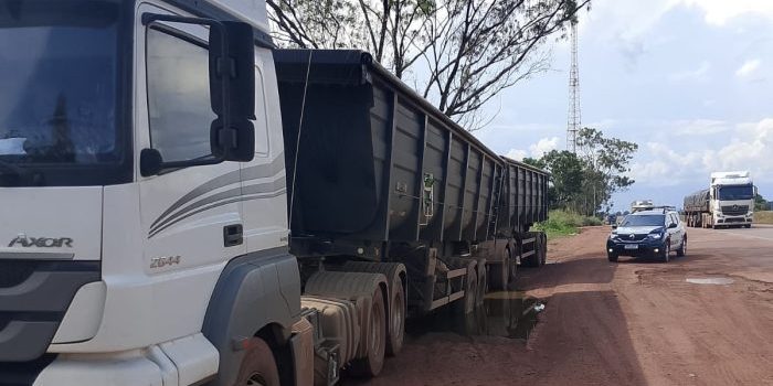 Caminhoneiro vira refém de bandidos na madrugada e tem caminhão roubado na BR-364 rumo a Rondonópolis; vídeo
