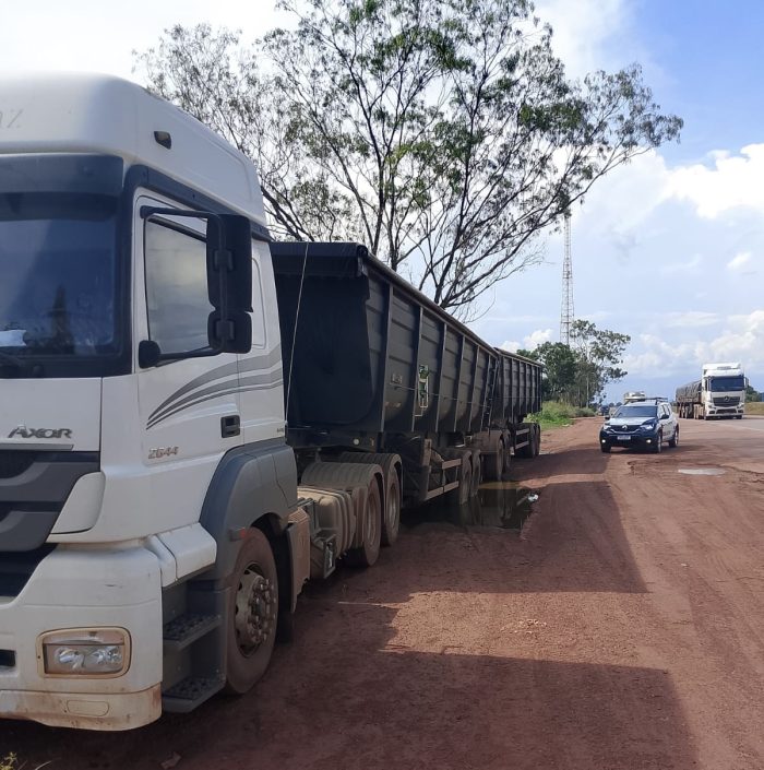 Caminhoneiro vira refém de bandidos na madrugada e tem caminhão roubado na BR-364 rumo a Rondonópolis; vídeo