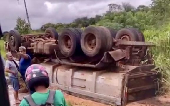 Caminhoneiros perdem controle ao tentar evitar carro e caminhões tombam no Anel Viário em Rondonópolis; vídeo