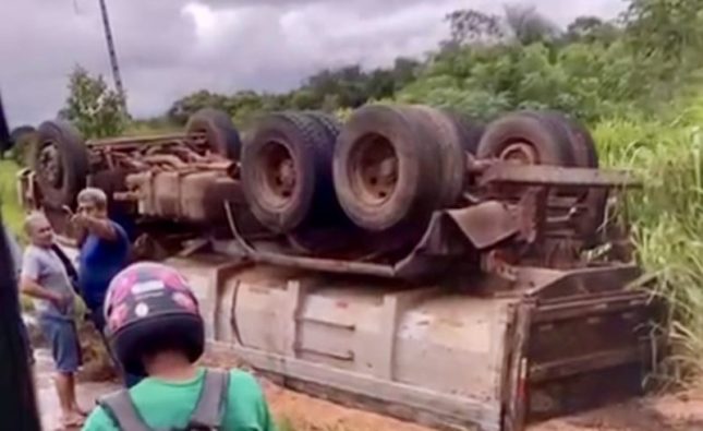 Caminhoneiros perdem controle ao tentar evitar carro e caminhões tombam no Anel Viário em Rondonópolis; vídeo