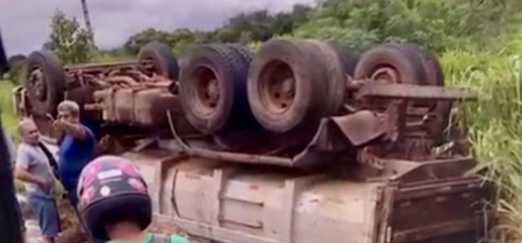 Caminhoneiros perdem controle ao tentar evitar carro e caminhões tombam no Anel Viário em Rondonópolis; vídeo