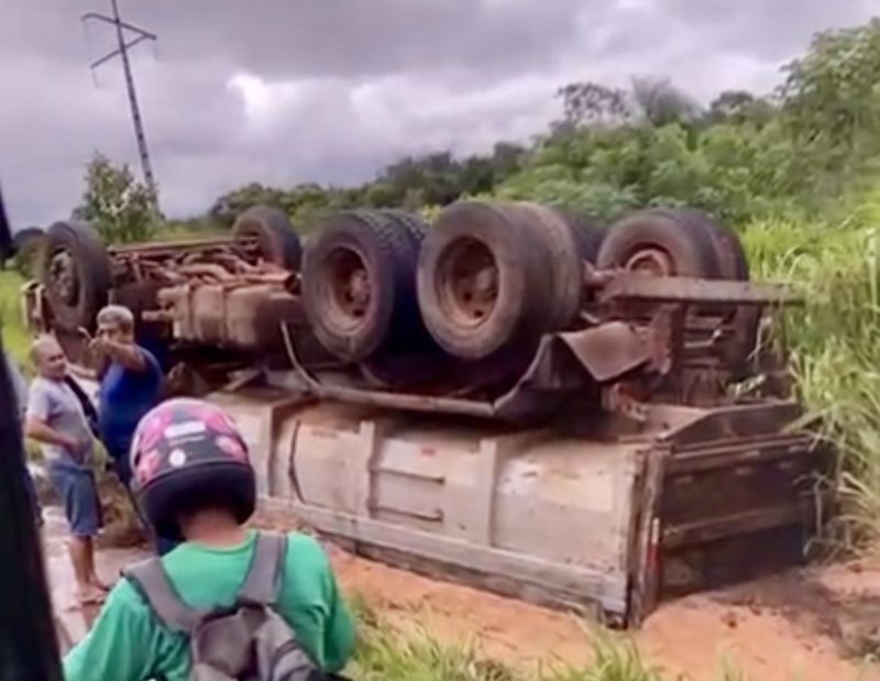 Caminhoneiros perdem controle ao tentar evitar carro e caminhões tombam no Anel Viário em Rondonópolis; vídeo