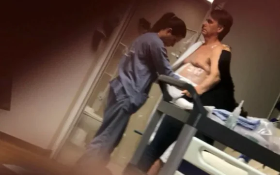 Carlos Bolsonaro dá detalhes do estado de saúde do pai na UTI; ex-presidente faz aniversário hoje