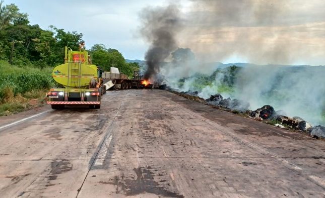 Carreta carregada de algodão pega fogo após colisão na BR-364 na Serra de São Vicente; vídeo