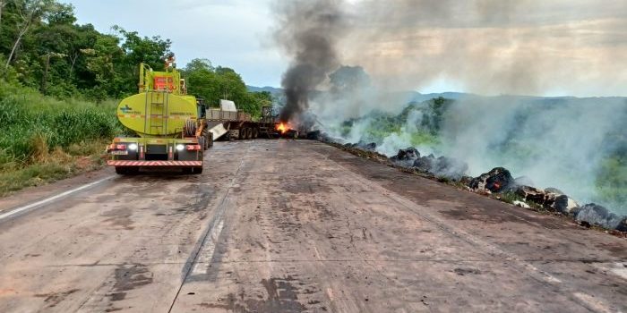 Carreta carregada de algodão pega fogo após colisão na BR-364 na Serra de São Vicente; vídeo