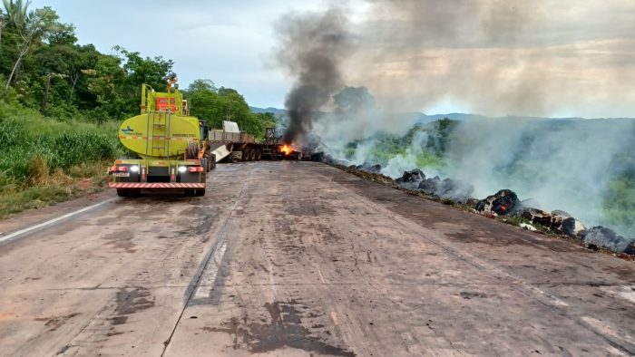 Carreta carregada de algodão pega fogo após colisão na BR-364 na Serra de São Vicente; vídeo