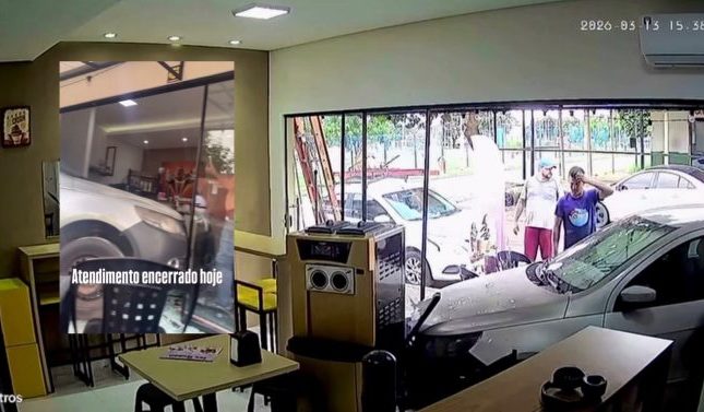 Carro liga sozinho em oficina, atravessa rua e destrói sorveteria em Rondonópolis; assista
