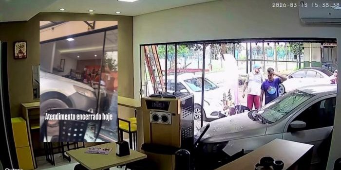Carro liga sozinho em oficina, atravessa rua e destrói sorveteria em Rondonópolis; assista