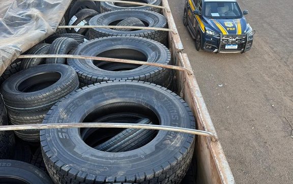 ‘Casa cai’ para motorista com carreta lotada de pneus ‘piratas’ que seriam vendidos em Rondonópolis; vídeo