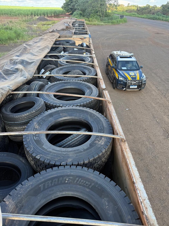 ‘Casa cai’ para motorista com carreta lotada de pneus ‘piratas’ que seriam vendidos em Rondonópolis; vídeo