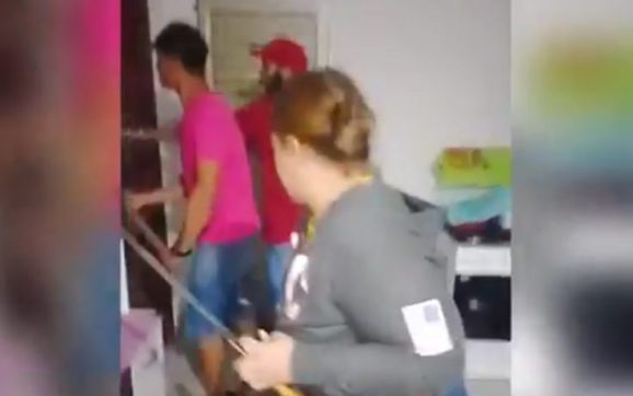 Casal é espancado nu com golpes de facão durante ‘tribunal do crime’ de facção; vídeo forte