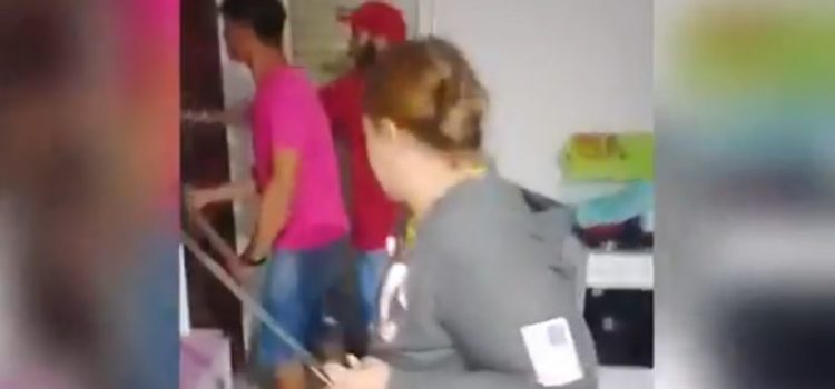 Casal é espancado nu com golpes de facão durante ‘tribunal do crime’ de facção; vídeo forte