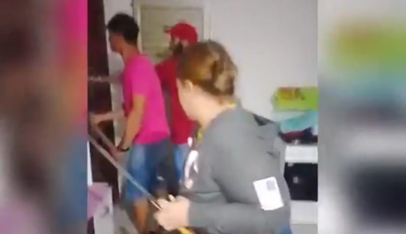 Casal é espancado nu com golpes de facão durante ‘tribunal do crime’ de facção; vídeo forte