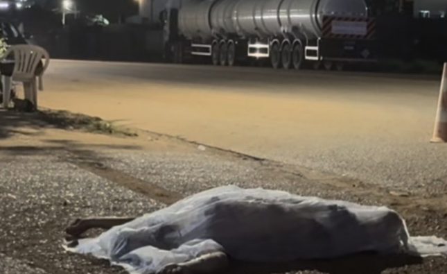 Corpo dilacerado: motociclista morre após ser arrastado por carreta por quase 1 km em Rondonópolis; vídeo