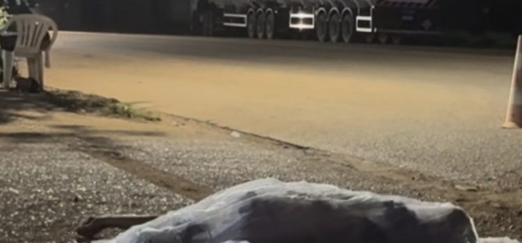 Corpo dilacerado: motociclista morre após ser arrastado por carreta por quase 1 km em Rondonópolis; vídeo