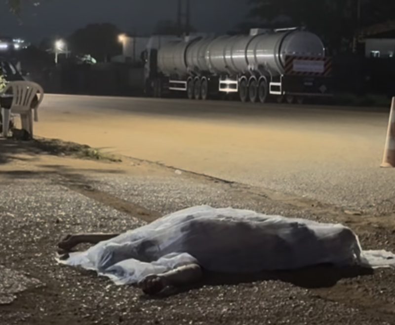 Corpo dilacerado: motociclista morre após ser arrastado por carreta por quase 1 km em Rondonópolis; vídeo