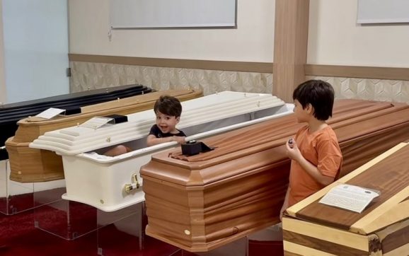 Crianças apresentam funerária da família em Rondonópolis e vídeo viraliza nas redes sociais; assista