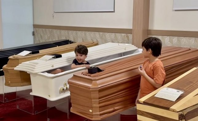 Crianças apresentam funerária da família em Rondonópolis e vídeo viraliza nas redes sociais; assista