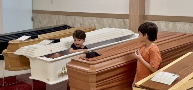Crianças apresentam funerária da família em Rondonópolis e vídeo viraliza nas redes sociais; assista