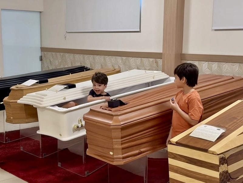 Crianças apresentam funerária da família em Rondonópolis e vídeo viraliza nas redes sociais; assista