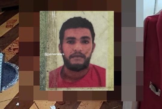 Crime brutal: homem mata padrasto a facadas e foge em MT; vídeo