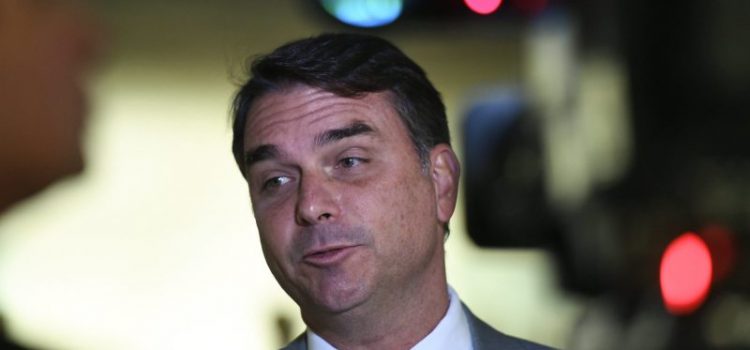 Defesa vai apresentar novo pedido de domiciliar para Bolsonaro, diz Flávio