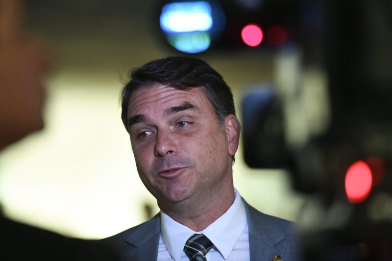 Defesa vai apresentar novo pedido de domiciliar para Bolsonaro, diz Flávio