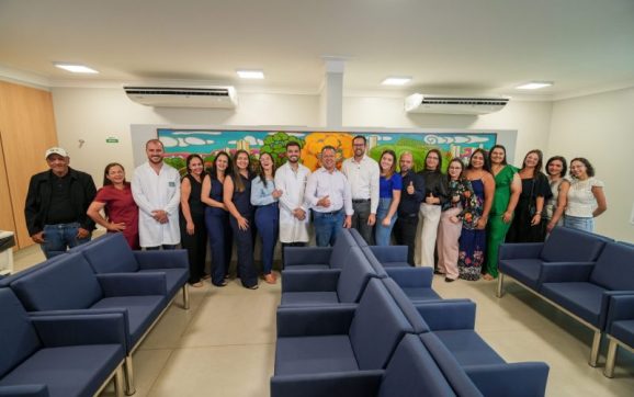 Em 1ª etapa da reforma, prefeito Cláudio e secretário entregam recepção da UPA modernizada e com padrão de excelência