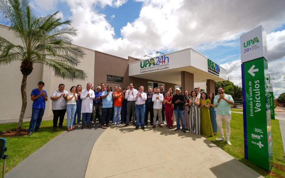 Em 1ª etapa da reforma, prefeito Cláudio e secretário entregam recepção da UPA modernizada e com padrão de excelência