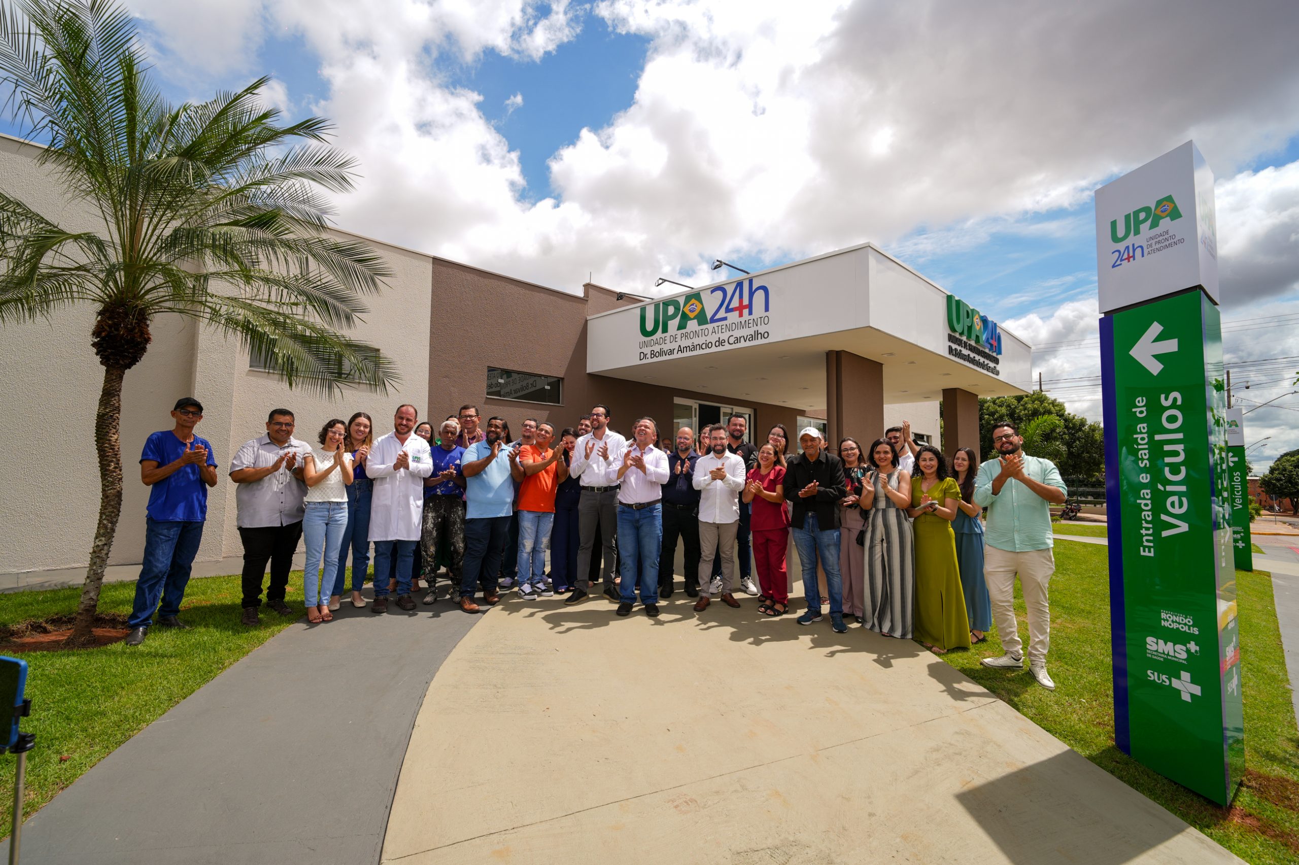 Em 1ª etapa da reforma, prefeito Cláudio e secretário entregam recepção da UPA modernizada e com padrão de excelência