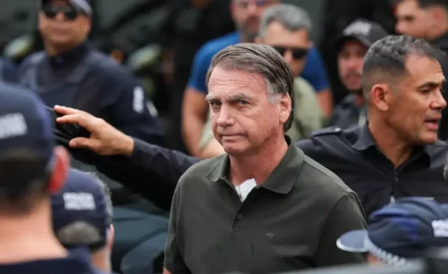 Ex-presidente Jair Bolsonaro vai ao hospital após calafrios e vômito