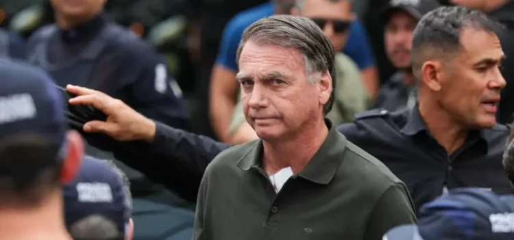 Ex-presidente Jair Bolsonaro vai ao hospital após calafrios e vômito