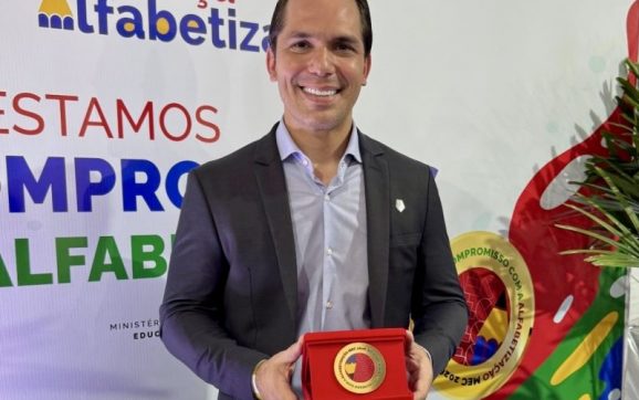 Gestão Cláudio Ferreira recebe Selo de Ouro de Alfabetização do MEC em Brasília