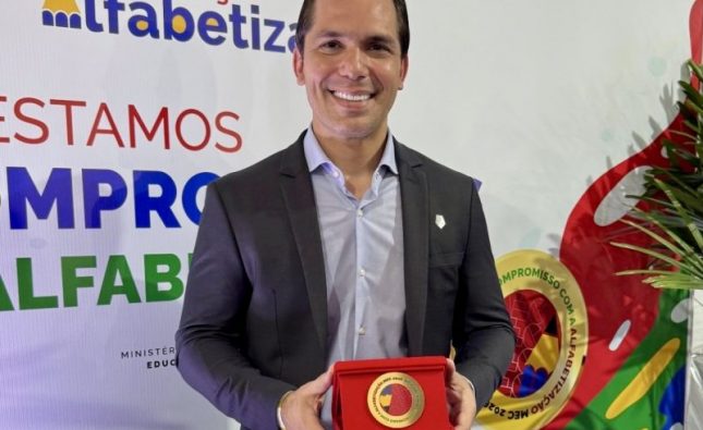 Gestão Cláudio Ferreira recebe Selo de Ouro de Alfabetização do MEC em Brasília