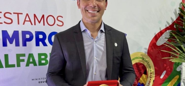 Gestão Cláudio Ferreira recebe Selo de Ouro de Alfabetização do MEC em Brasília